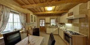 uma cozinha com uma mesa e um fogão forno superior em RÉKA háziállatbarát nyaraló em Keszthely