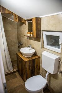 La salle de bains est pourvue de toilettes et d'un lavabo. dans l'établissement Smile, à Pirot