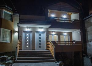 un escalier menant à un bâtiment la nuit dans l'établissement Smile, à Pirot