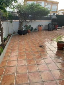 a patio with a bunch of potted plants at Granada, ciudad encantada in Cájar