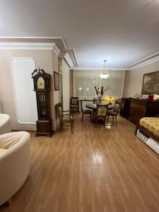 - un salon avec une table et une horloge dans l'établissement Granada, ciudad encantada, à Cájar