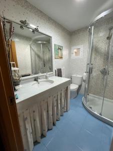 Granada, ciudad encantada في Cájar: حمام مع حوض ودش ومرحاض