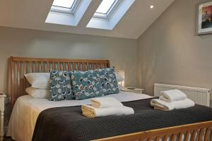 una camera da letto con un letto e asciugamani di 3 Bedroom Townhouse, Free Parking a York