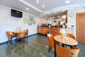 un ristorante con due tavoli e un bar di Best Western Hotel Imperiale a Nova Siri Marina