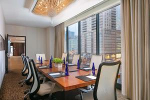 una sala de conferencias con una mesa larga y sillas en The Royal Sonesta Chicago River North, en Chicago