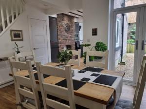 kuchnia i jadalnia ze stołem i krzesłami w obiekcie Modern 4-Bedroom Townhouse With Private Garden w mieście Abertillery