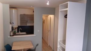 Kuchyňa alebo kuchynka v ubytovaní Studio 302 au 15 rue Battant à Besançon