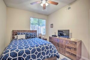 Golf Resort Condo about 6 Mi to Empire Polo Club! في لا كينتا: غرفة نوم بها سرير ومروحة سقف +22 صورة