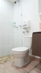 biała łazienka z toaletą i prysznicem w obiekcie Hotel Salamanca Resort w mieście Itagüí