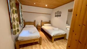 Ένα ή περισσότερα κρεβάτια σε δωμάτιο στο Spacious Primrose Lodge for 6 with Hot Tub at a Spa Resort +61 φωτογραφίες