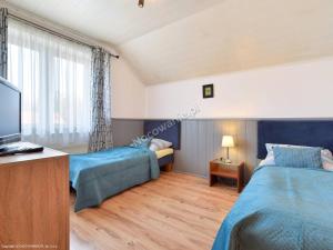 1 dormitorio con 2 camas y TV de pantalla plana en Willa Bumerang & SKI en Karpacz