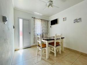 una sala da pranzo con tavolo e sedie bianchi di Beva's home Chajari a Chajarí