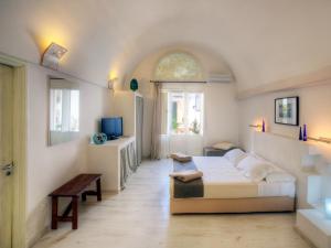 Schlafzimmer mit einem Bett und einem Tisch in der Unterkunft Miro B&B in Lecce