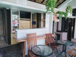 ein Restaurant mit einer Bar mit 2 Stühlen und einem Tisch in der Unterkunft NEW KUBU DI BUKIT in Jimbaran