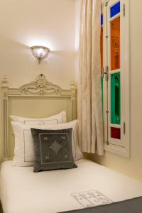 Postel nebo postele na pokoji v ubytování HOTEL RIAD CHAMI