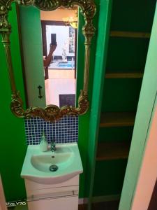 uma casa de banho com um lavatório e um espelho em SPA Versalles em San Cristóbal de La Laguna