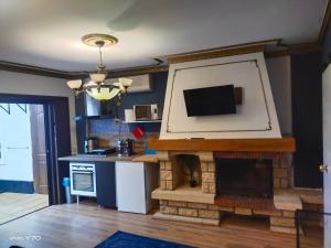sala de estar con chimenea y TV. en SPA Versalles, en La Laguna 9 fotos más