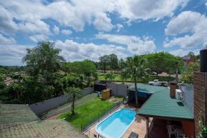 een uitzicht op een zwembad in de achtertuin bij Hotel Los Lapachos in Puerto Iguazú