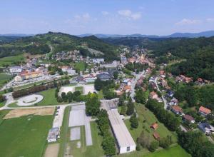 una vista aérea de una ciudad con un parque en Apartments with a parking space Krapinske Toplice, Zagorje - 20688, en Krapinske Toplice