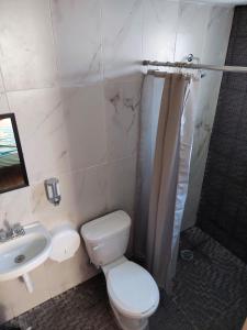 uma casa de banho com um WC, um lavatório e um chuveiro em Venado 28 em Cancún