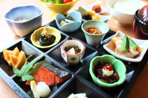 taca różnych rodzajów żywności na stole w obiekcie Hanabishi Hotel w mieście Hakodate