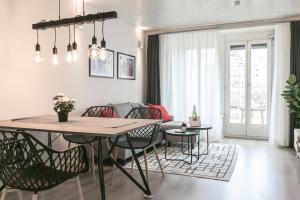 Spirit Apartments Zentral mit gratis Parkplatz في لوتزيرن: غرفة معيشة مع طاولة طعام وكراسي