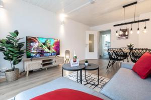 sala de estar con sofá y TV en Spirit Apartments Zentral mit gratis Parkplatz, en Lucerna