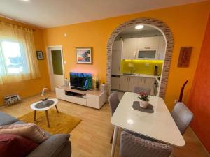 un salon avec une table et une cuisine dans l'établissement Family friendly house with a swimming pool Gornje Planjane, Zagora - 19733, à Unešić
