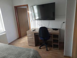 1 dormitorio con escritorio, ordenador y silla en Apratmani Ivić, en Kupres
