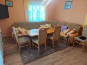 sala de estar con mesa y sofá en Apratmani Ivić, en Kupres