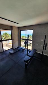 Habitación con gimnasio y vistas al océano. en Loft de Alto Padrão na Orla de Maceió, en Maceió