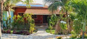 a house with a pathway in front of it at Casa no Residencia Familia in Canoa Quebrada