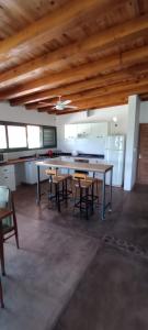 eine Küche mit Tisch und Stühlen in einem Zimmer in der Unterkunft Casa Isolina in Ciudad Lujan de Cuyo