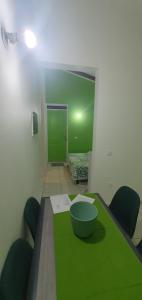 Anse-Bertrand的住宿－Chez Momo & Fafa 1，配有绿色桌子、椅子和床的房间