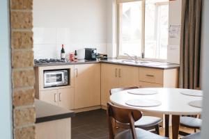 Кухня или кухненски бокс в Quality Apartments Banksia Albany