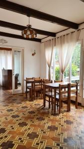 una sala da pranzo con tavolo e sedie in legno di Casa de Campos Capivari House a Campos do Jordão
