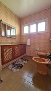 bagno con servizi igienici e lavandino di Casa de Campos Capivari House a Campos do Jordão