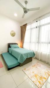 Schlafzimmer mit einem Bett und einem Deckenventilator in der Unterkunft The Icon 3 Condo in IOI City Mall Putrajaya, Pool View in Putrajaya