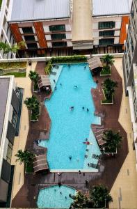 Bazén v ubytování The Icon 3 Condo in IOI City Mall Putrajaya, Pool View nebo v jeho okolí