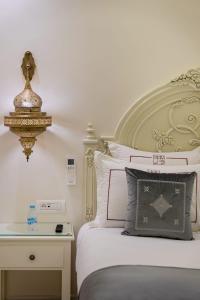 マラケシュにあるHOTEL RIAD CHAMIのベッドルーム1室(金と白のヘッドボード付きのベッド1台付)