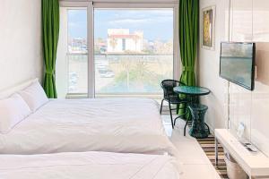 Postel nebo postele na pokoji v ubytování Hamdeok Beach Stay Jeju