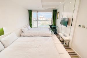 Postel nebo postele na pokoji v ubytování Hamdeok Beach Stay Jeju