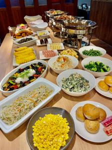 una mesa con muchos platos diferentes de comida en ella en Sutton Hotel Hakata City, en Fukuoka