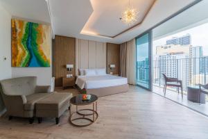Moonlight Bay Panorama Condotel Ocean View客房内的一张或多张床位