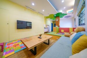 Una televisión o centro de entretenimiento en Playful Paradise
