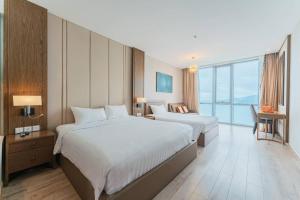 Moonlight Bay Panorama Condotel Ocean View客房内的一张或多张床位