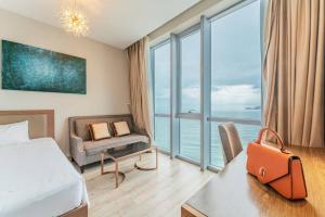 Moonlight Bay Panorama Condotel Ocean View客房内的一张或多张床位