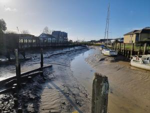 un cuerpo de agua con botes dentro en 11 The Strand in the heart of Rye en Rye