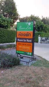 a sign for a room for rent in a yard at Baan Lita in Pi Mai