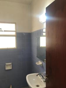 baño con lavabo y aseo y ventana en Catedral en La Plata